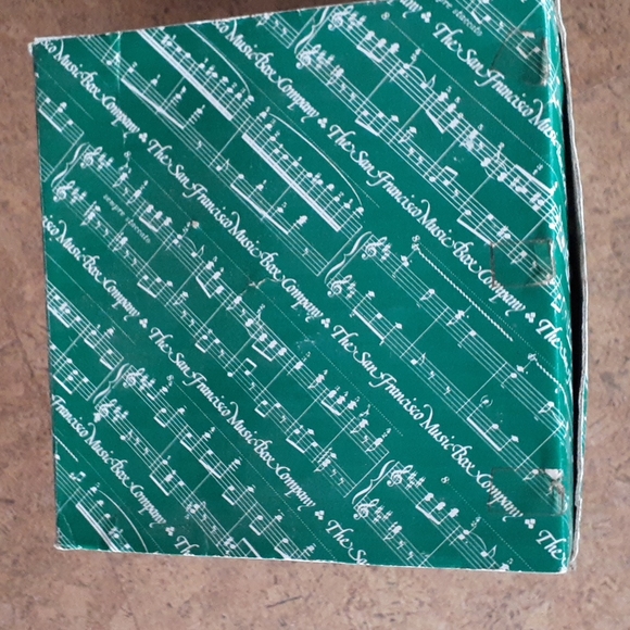 San Francisco Music Box Co. 1989 ceramic "decorating the tree" music box. - Picture 14 of 16